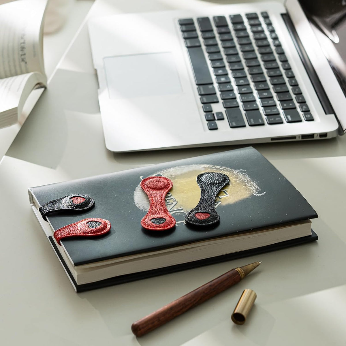2Pcs PU Leather Heart Magnetic Bookmarks with Pen Holder